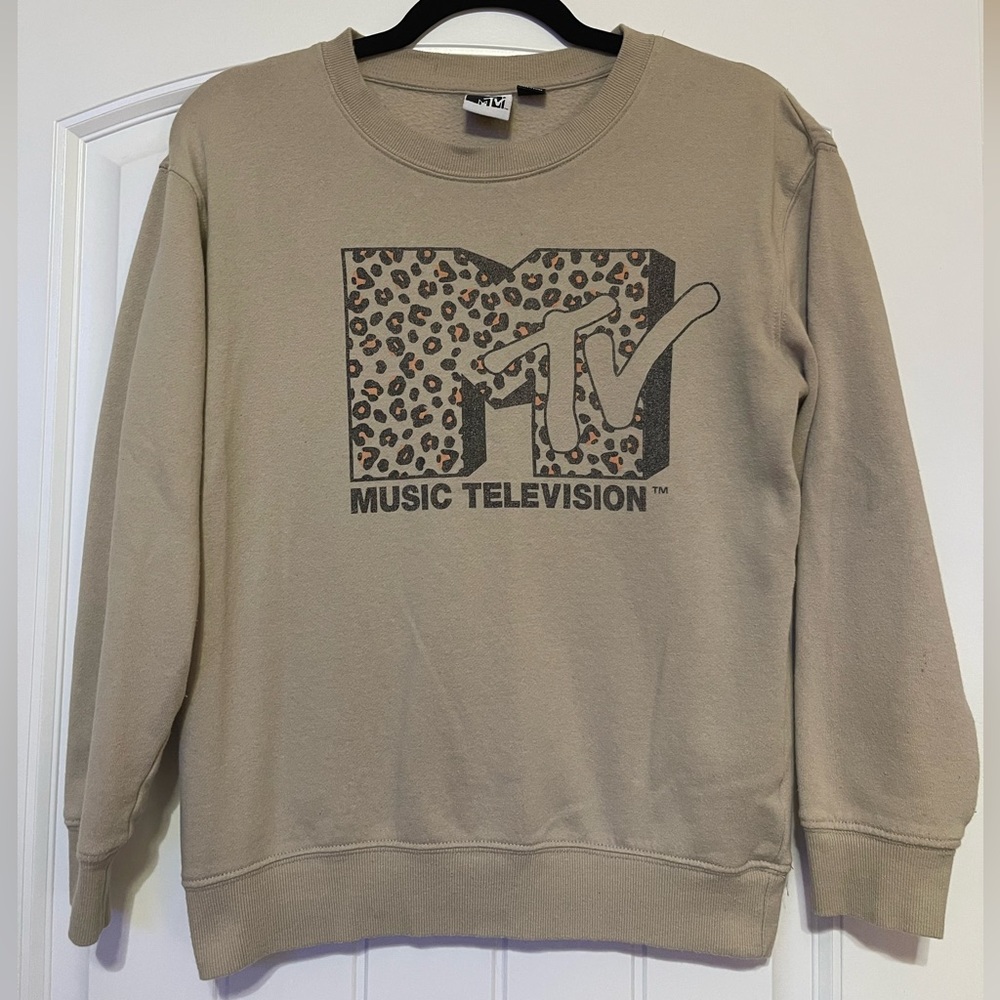 •Kohl’s• Junior’s Cream Leopard MTV Logo Long Sleeve Pullover Sweatshirt (Small)